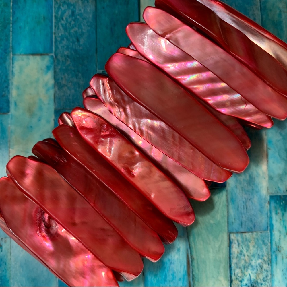 Red Expandable Shell Glass Bracelet - Picture 4 of 10